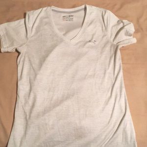 Like new under armor V-neck medium